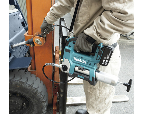 Makita Akku-Fettpresse im Einsatz an einem Gabelstapler