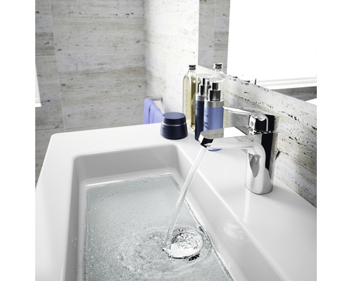 Lavabo de salle de bain moderne avec robinet et eau courante.