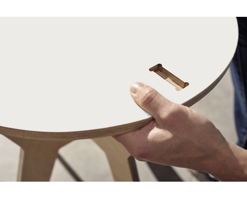 Detailansicht eines runden Tisches mit Holzverbindungsdetail