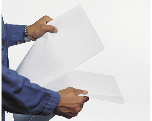 Une personne tient un rouleau de non-tissé de peintre dans ses mains.