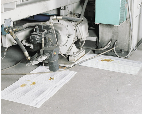 Tapis absorbants d''huile sous une installation industrielle pour recueillir les liquides