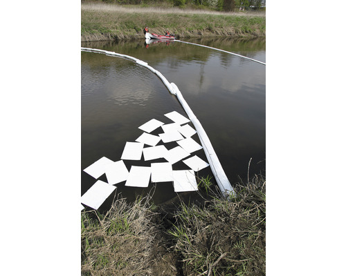 Barrage flottant dans l''eau avec bateau pour le nettoyage