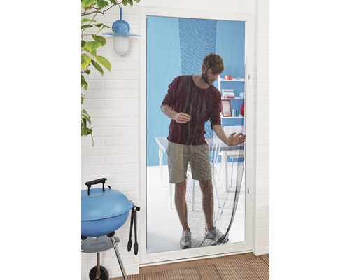 Mann geht durch eine Insektenschutz Tür.