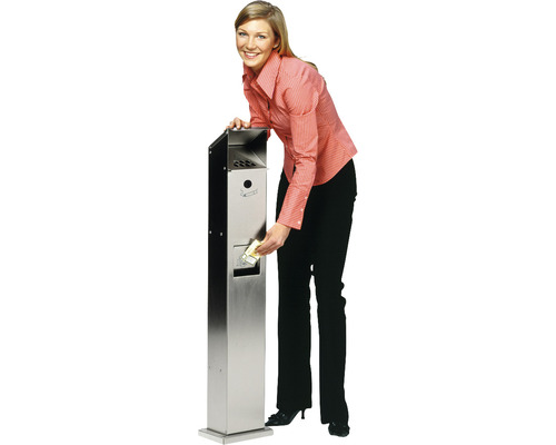 Frau wirft Zigarettenpackung in einen Edelstahl Standascher