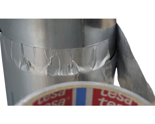 Ruban adhésif en aluminium utilisé pour sceller un tuyau