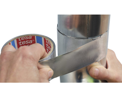 Ruban adhésif en aluminium de Tesa enroulé autour d''un tube métallique