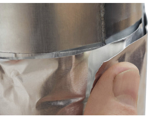 Gros plan d''un tube en aluminium avec isolation et main