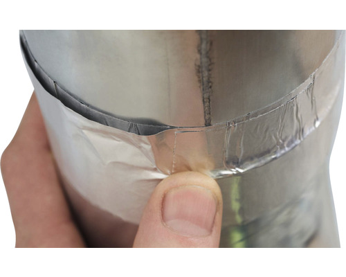 Gros plan d''un tuyau flexible en aluminium scellé avec du ruban adhésif en aluminium.