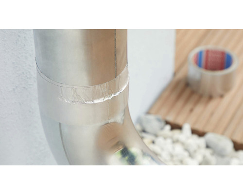 Coude de tuyau d''évacuation réparé avec du ruban adhésif