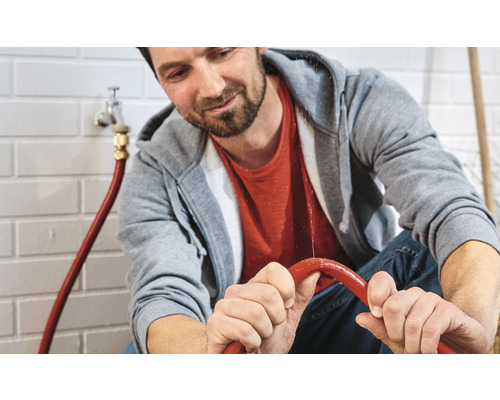 Homme inspectant un système de tuyau d''eau qui fuit à l''intérieur