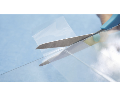 Eine Schere schneidet eine Folie