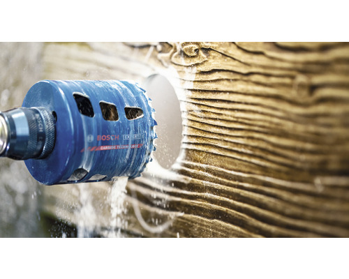 Scie cloche perçant un trou dans du bois