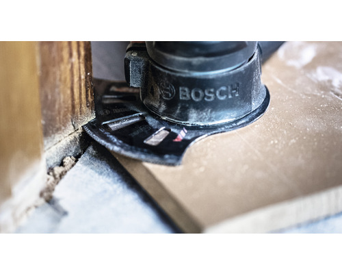 Oszillierendes Werkzeug mit Sägeblatt beim Sägen von Holz, Bosch Logo