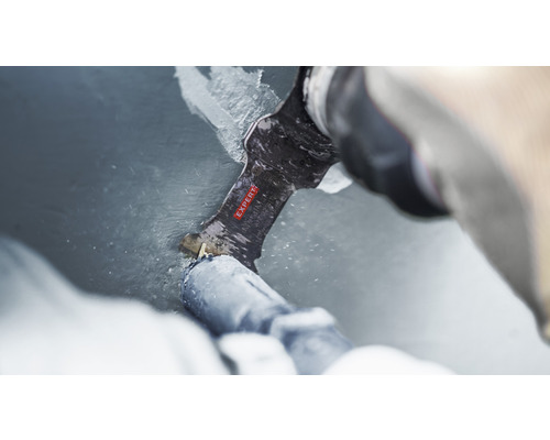 Rohrabschneider in Gebrauch zur Rohrtrennung