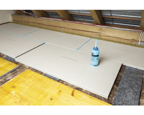 Dachboden mit Dämmwolle, Holzplatten und Montagekleber