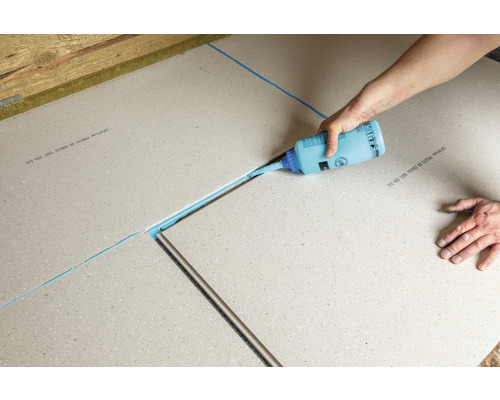 Verlegen von Trockenestrichplatten mit Klebstoff in den Fugen.