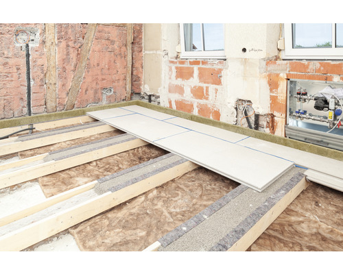 Rohbau mit Holzbalken, Dämmmaterial und Trockenbauplatten für den Innenausbau.