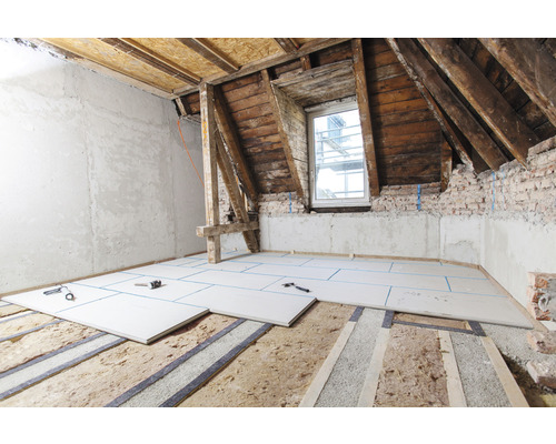 Dachbodenausbau mit Dämmplatten auf dem Boden