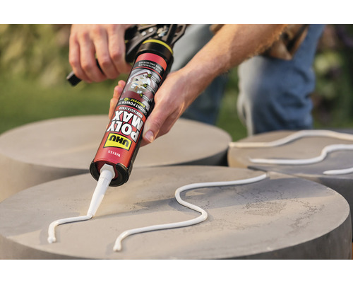 Appliquer la colle de montage Uhu Poly Max sur du béton