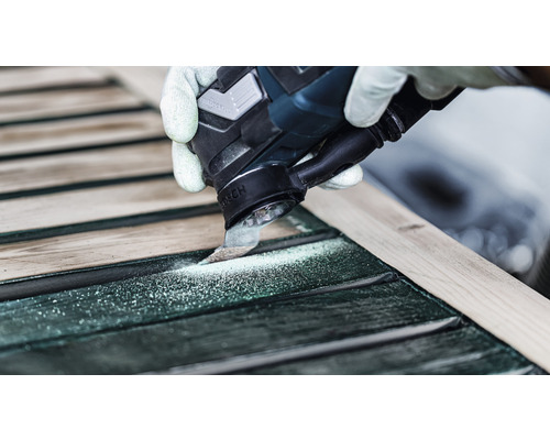 Outil électrique oscillant en cours d''utilisation sur une surface en bois