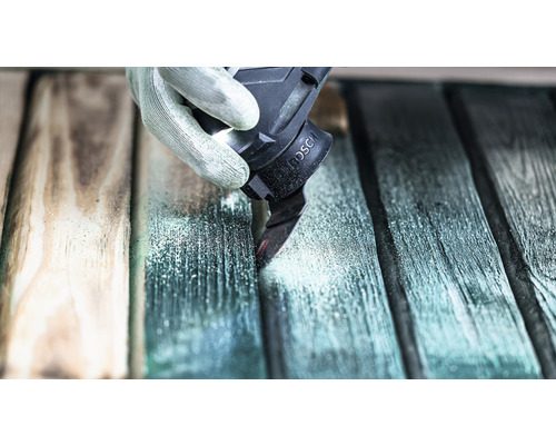Outil oscillant coupant une latte en bois avec le logo Bosch