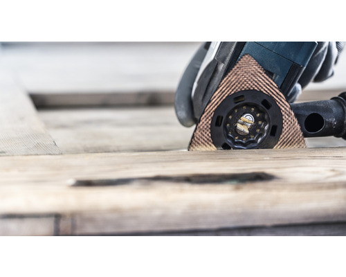 Outil multifonction lors de la coupe d''une pièce de bois