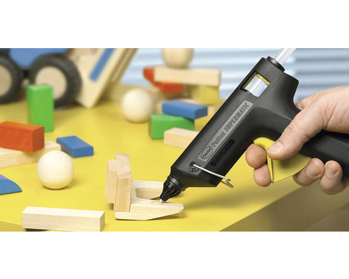 Pistolet à colle chaude collant des blocs de construction en bois