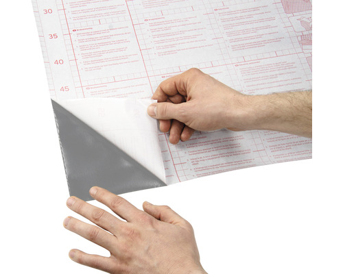 Person zieht Schutzfolie von einer selbstklebenden Folie ab