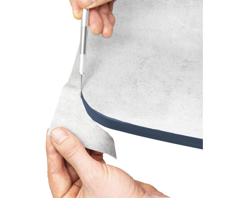 Zuschneiden der Dichtungsbandfolie mit einem Messer