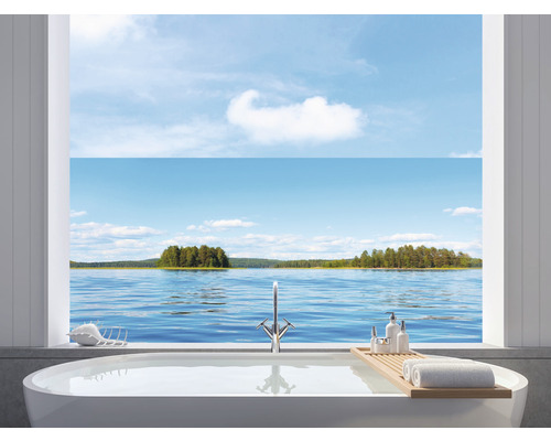 Fensterfolie Venilia Vitrostatic Titisee 67,5 x 150 cm Helles Badezimmer mit Badewanne vor einem Fenster mit Blick auf einen See.