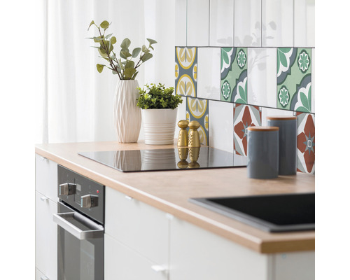 Küchenszene mit Spüle, Herd, Ofen, Dekoration und gemusterten Fliesen