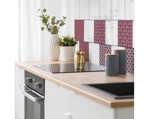 Küchenszene mit Dekoration, Elektroherd und Fliesenspiegel