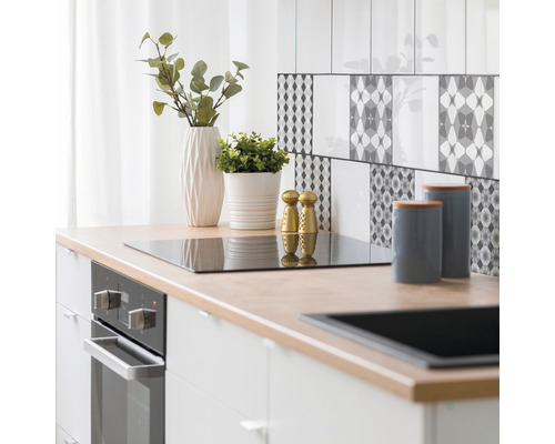 Küchenszene mit Kochfeld, Spüle, Ofen und Dekoration