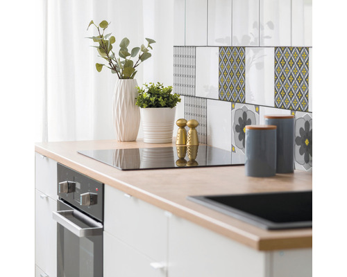 Küchenszene mit Herd, Spüle und dekorativen Elementen