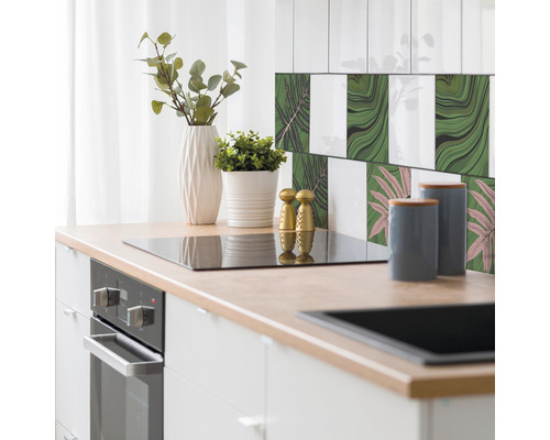 Küchenszene mit Fliesen, Arbeitsplatte, Herd, Spüle und Dekoration