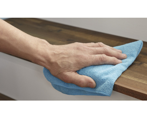 Nettoyage d''une étagère en bois avec un chiffon de nettoyage
