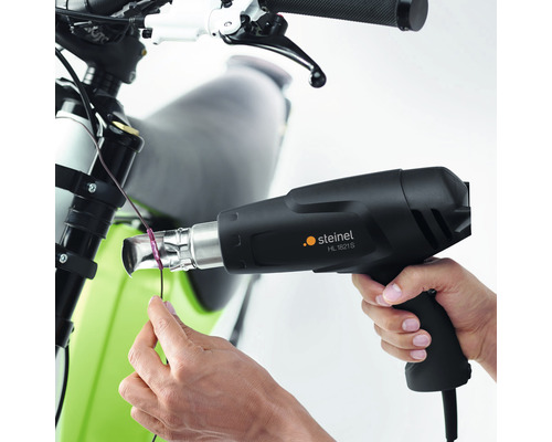 Pistolet thermique Steinel HL 1821 S en cours d''utilisation pour chauffer un câble
