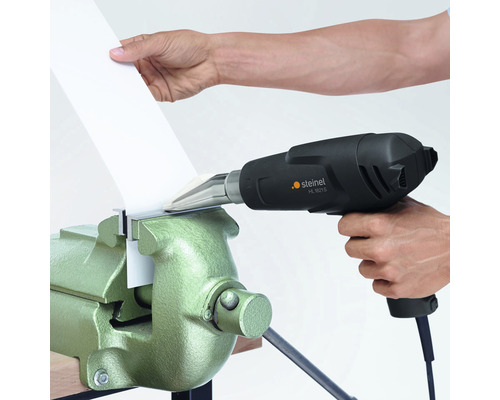 Pistolet à air chaud chauffant une pièce dans un étau