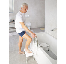 Mann benutzt Badewannenlifter und Badewannensitz in einem hellen Badezimmer.