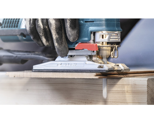 Scie sauteuse Bosch en cours d''utilisation pour couper du bois