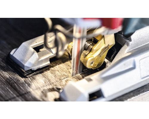 Gros plan d''une scie sauteuse coupant du bois