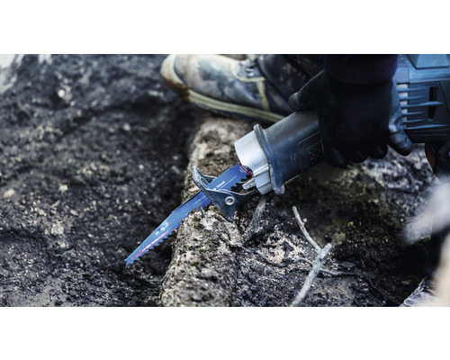 Eine Person benutzt eine Säbelsäge zum Schneiden von Holz.