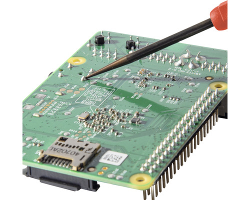 Fer à souder en train de souder une carte de circuit imprimé