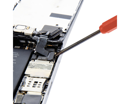 Un smartphone en cours de réparation avec un tournevis.