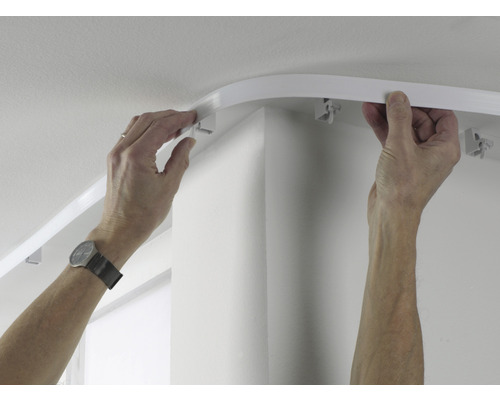 Montage d''un rail de rideau flexible au plafond