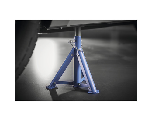 Blauer Unterstellbock unter einem Fahrzeug zur Fahrzeugwartung