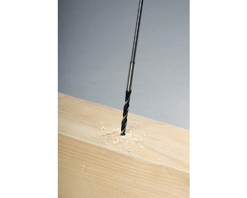 Foret perçant un trou dans le bois