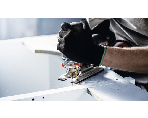 Eine Person sägt mit einer Stichsäge ein Werkstück. Bosch Logo.