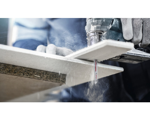 Découpe d''un panneau en bois avec une scie sauteuse