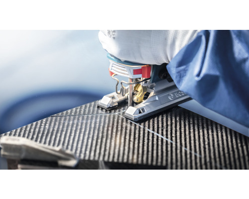 Gros plan d''une scie sauteuse coupant une pièce